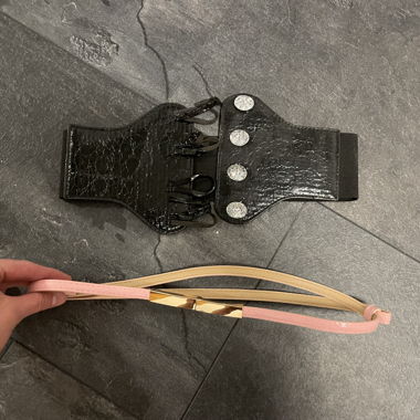 Ceinture noire en cuir de type croco et ceinture rose pour la taille