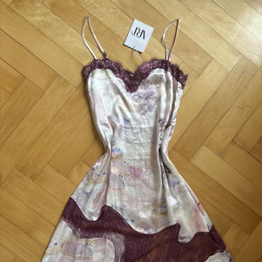 Robe longue fleurie satin dentelle
