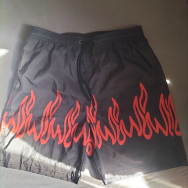 Shorts noirs avec flammes rouges