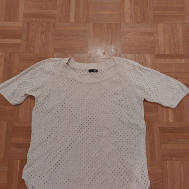 Maglione estivo lavorato a maglia beige a maniche corte