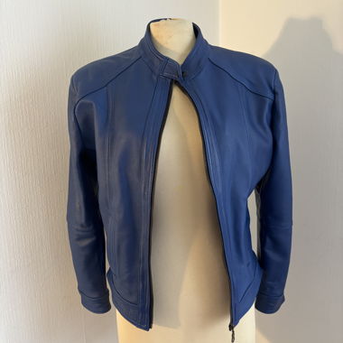 Blaue Lederjacke