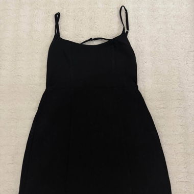 Robe noire à fines bretelles