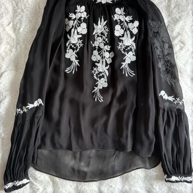 Blouse noire brodée