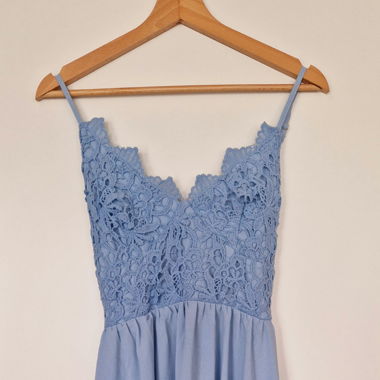 Feminines Sommerkleid in hellblau