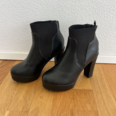 Schwarze Stiefeletten mit Absatz
