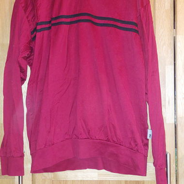 Rotes Langarmshirt mit Streifen