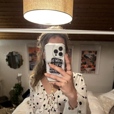 Gepunkte Bluse