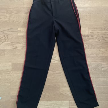 Schwarze Hose mit roten Streifen