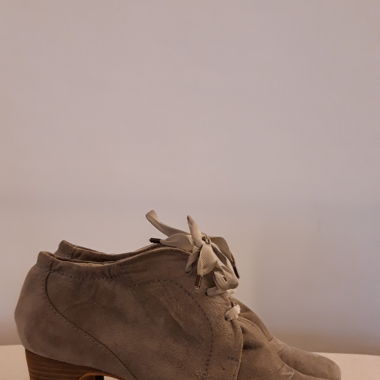 Hoher Halbschuh aus Nubukleder