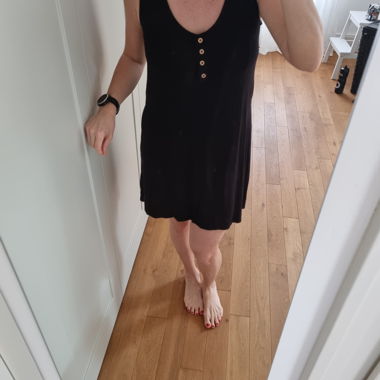 Vestito nero smanicato con bottoni