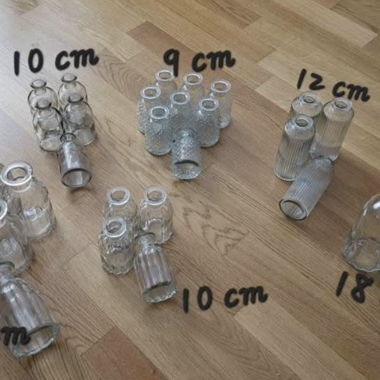 Piccoli vasi in vetro di varie dimensioni