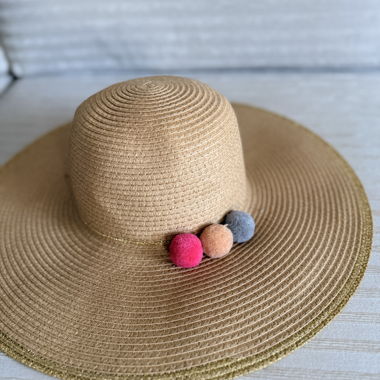 Chapeau d'été à pompons