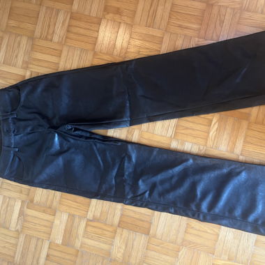 Pantalon en similicuir noir végétalien