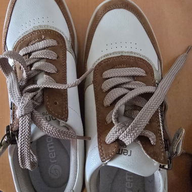 Damen-Sneaker, noch nie getragen.