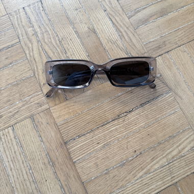 Sonnenbrille mit dunklen Gläsern