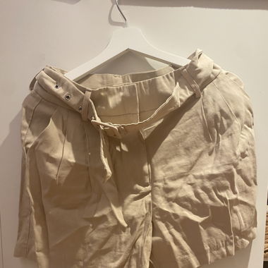 Beige Sommershorts mit Gürtel