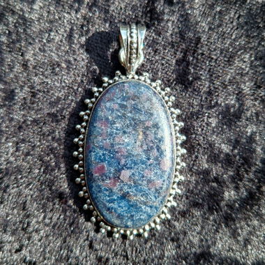 Ciondolo in cianite naturale