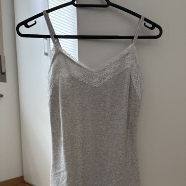 Geripptes Top mit Spitzenbesatz