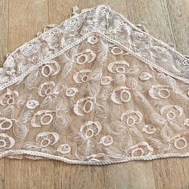 Beau foulard triangulaire rose brodé