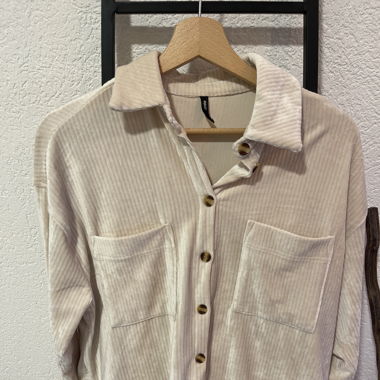 Sur chemise blanc cassé 