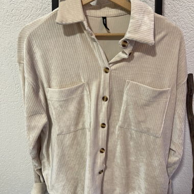 Sur chemise blanc cassé 