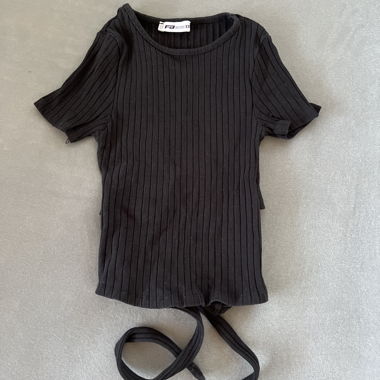 Schwarzes Ripp-Shirt mit Bindeband