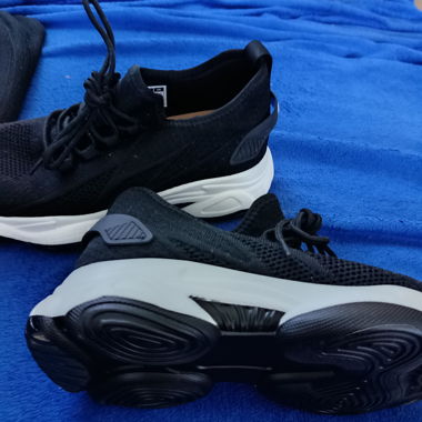 Schwarze Sneaker