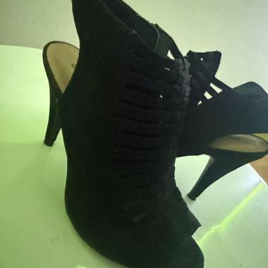 Schwarze Schnürpumps