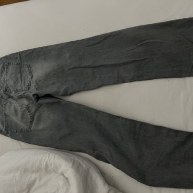Jeans grigi a vita bassa e gamba dritta