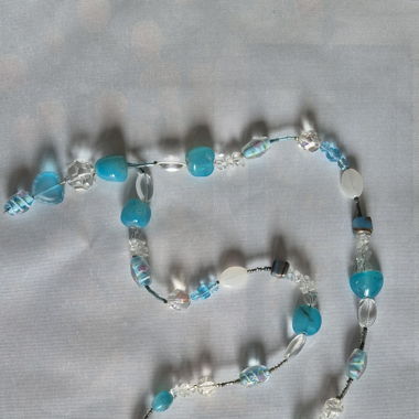 Lange blaue Halskette