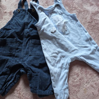 2 Baby-Latzhosen / Strampler Set Gr 62