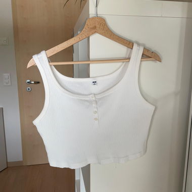 Uniqlo basic white top