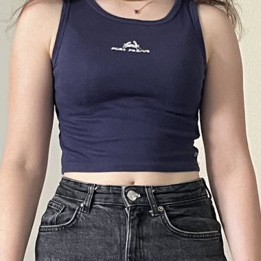 navy crop top mit aufgestickter Krabbe