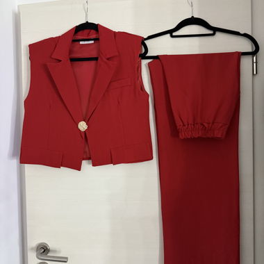 Roter Anzug 