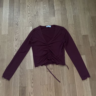 Bordeauxfarbenes Langarmshirt mit Raffung