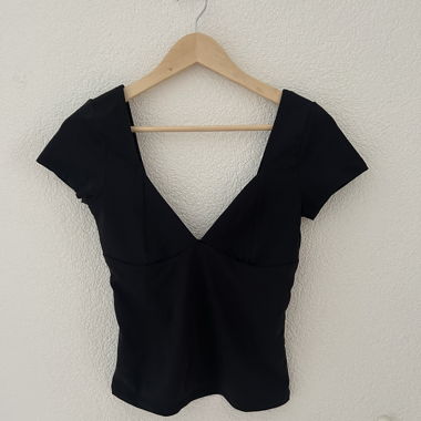 Black top with neckline 