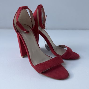Rote Sandalen mit Absatz