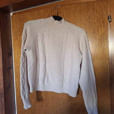 Beiger Zopfpullover