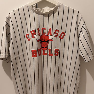 New Era Chicago Bulls striped T-shirt, size S