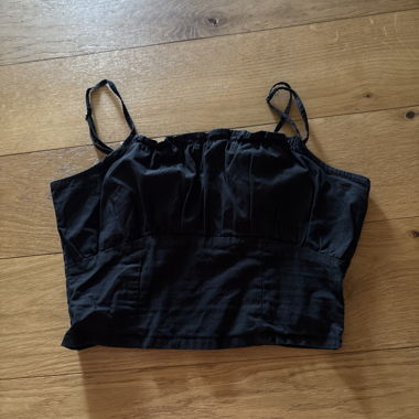 Top nero con spalline sottili