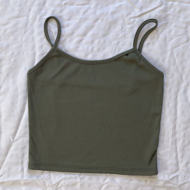 Top crop verde semplice