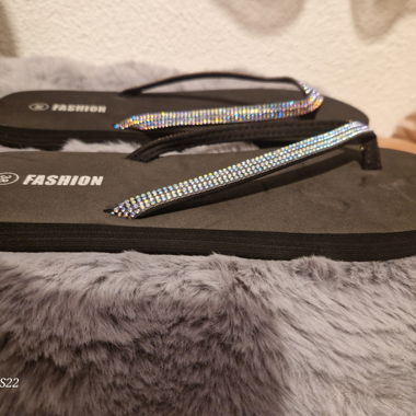 Schwarze Infradito mit Strass