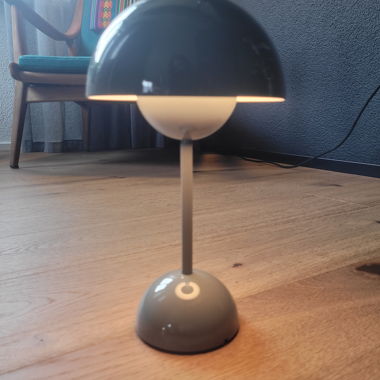 Lampada da tavolo Verner Panton Flowerpot VP9 grigia