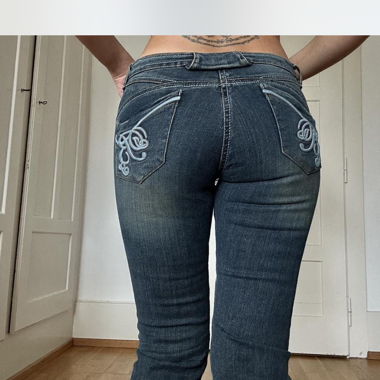 Low rise jeans with back stitch