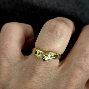 Anello in oro giallo con pietre bianche