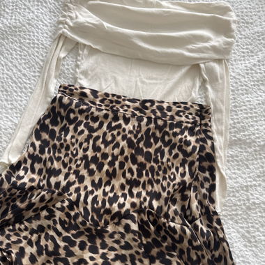 Leopard Rock mit cremefarbenem Oberteil