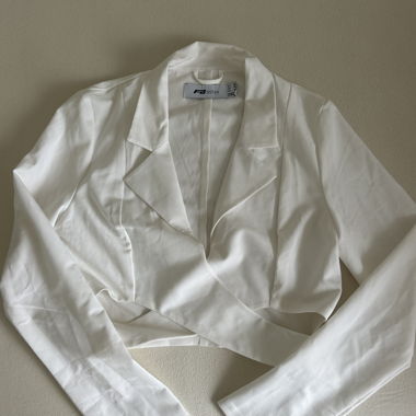 eleganter, weisser cropped Blazer