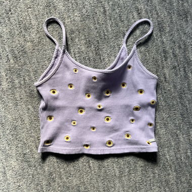 Lila Crop-Top mit Blumenmuster