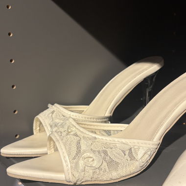 Mules bianche in pizzo con tacco