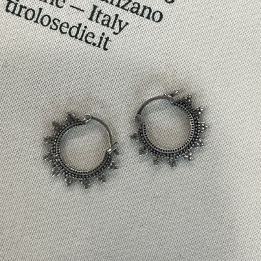 Orecchini a cerchio d’argento decorativi